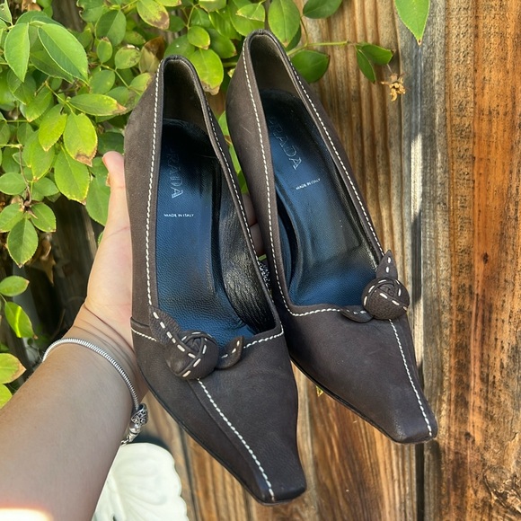 PRADA Vintage Leather Pointed Toe Pumps With Floral Buckle. Size 38.🤎 - Picture 1 of 17